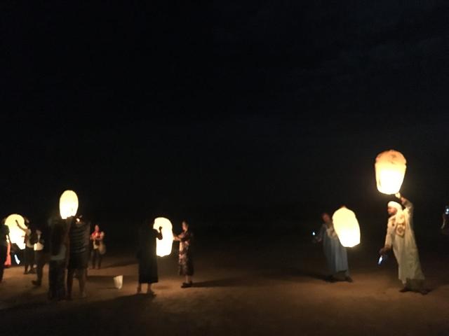 画像: 地元スタッフ、ガイド、添乗員、お客様が一緒に天燈を上げます!
