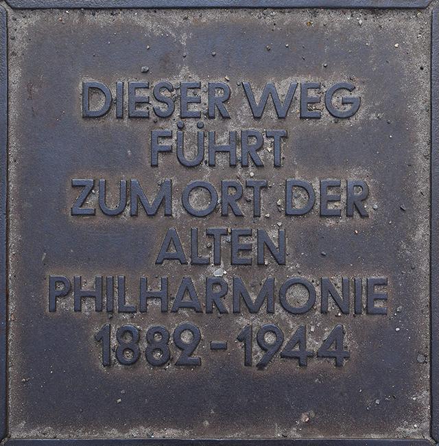 画像: 戦前ベルリン・フィルの拠点ホールだった旧フィルハーモニー跡地にある銘板。伝統的なシューボックス型のコンサートホールでフルトヴェングラーが活躍した。