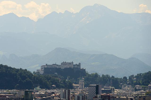 画像: レストランからの眺め ザルツブルク市内の背景に見えるのはドイツの山々