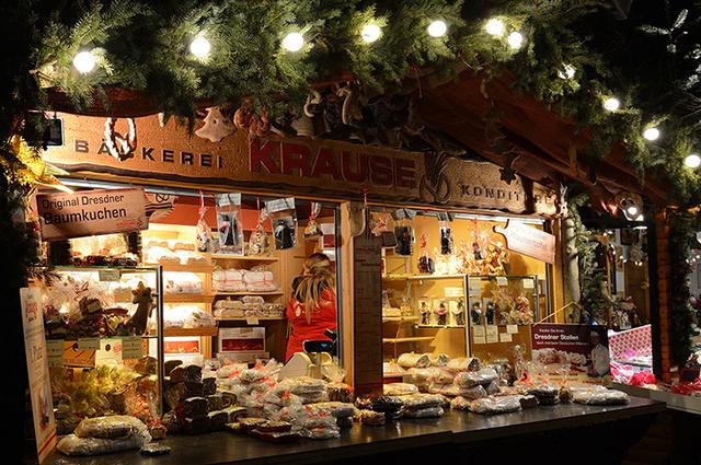 画像: クリスマスのお菓子「シュトレン」の屋台