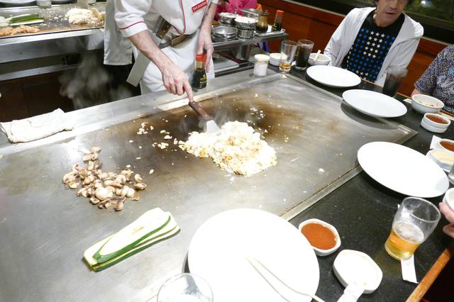 画像: チキンライスをミッキーの形にしてくれたりと、エンターテイメント性のある鉄板焼きです♪