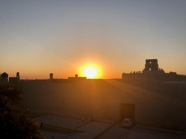 画像: 旧市街からの夕日観賞(※天候によっては、夕日が見られない場合もございます)(スタッフ撮影/イメージ)