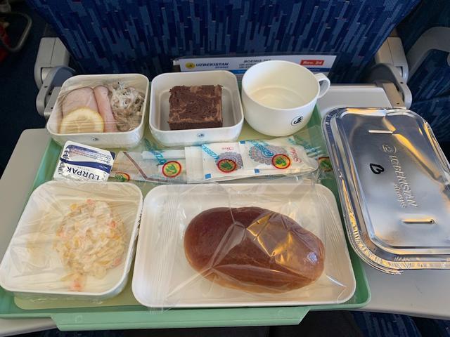 画像: ウズベキスタン航空の機内食(スタッフ撮影/イメージ)