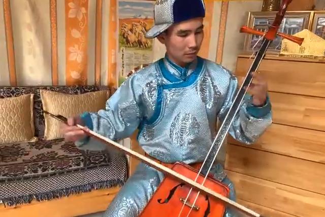 画像: 馬頭琴の演奏