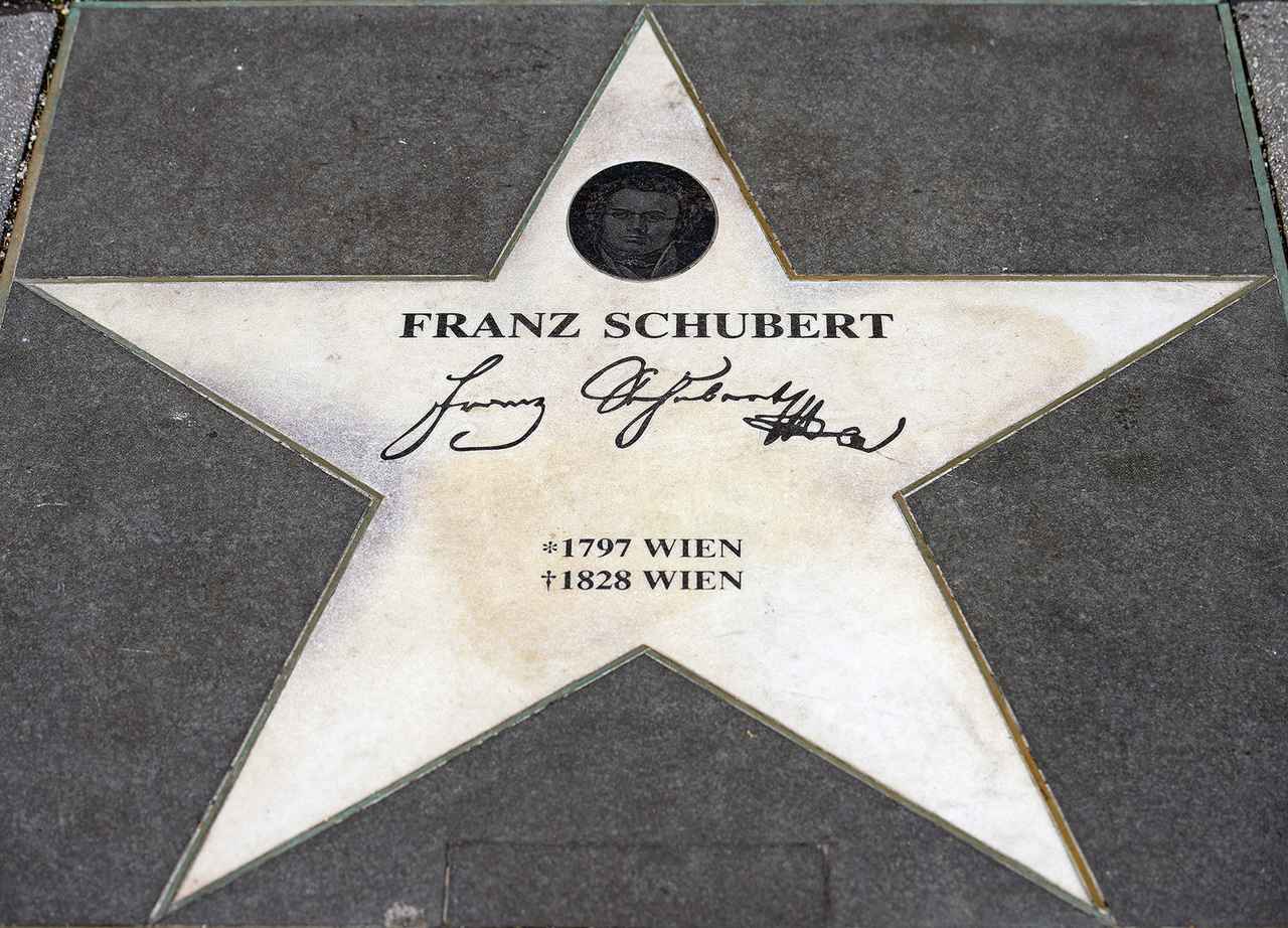 画像: 楽友協会ホール前にあるシューベルトの銘板（提供/山本直幸）