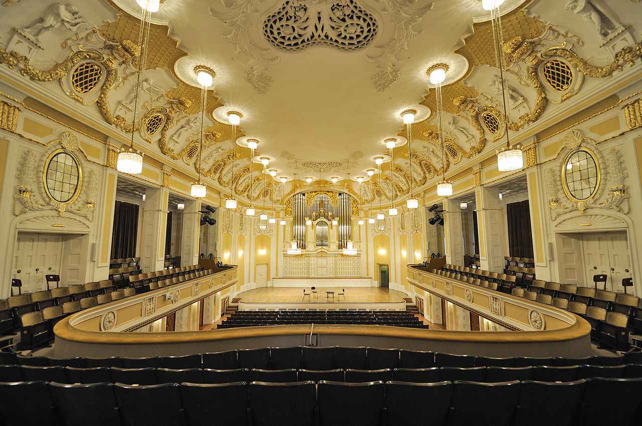 画像: カラヤンが指揮者デビューしたモーツァルテウム大ホール