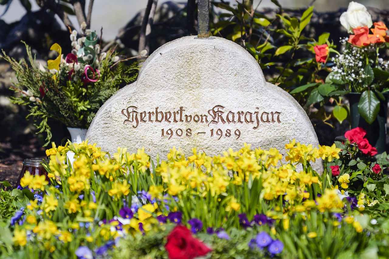 画像: ザルツブルク近郊アニフにあるカラヤンの墓所