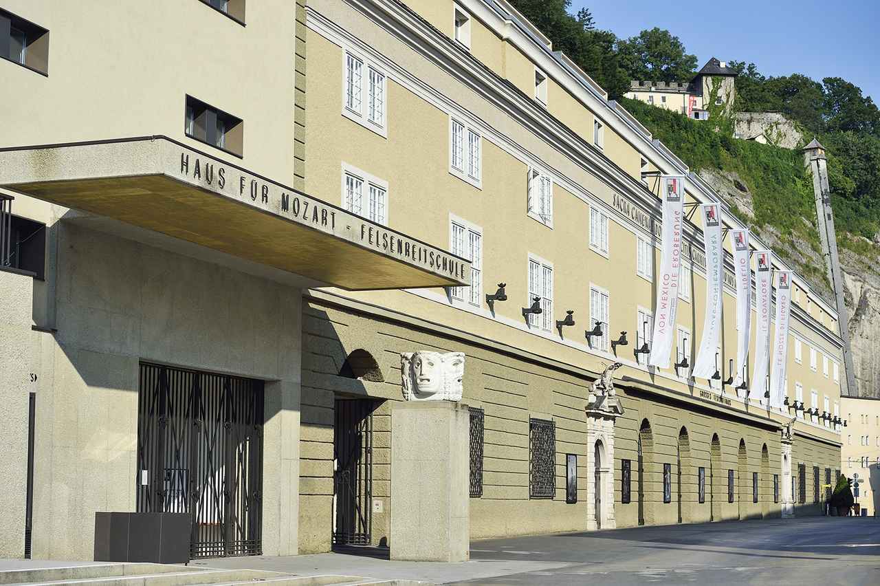 画像: カラヤンの時代に建てられた祝祭大劇場