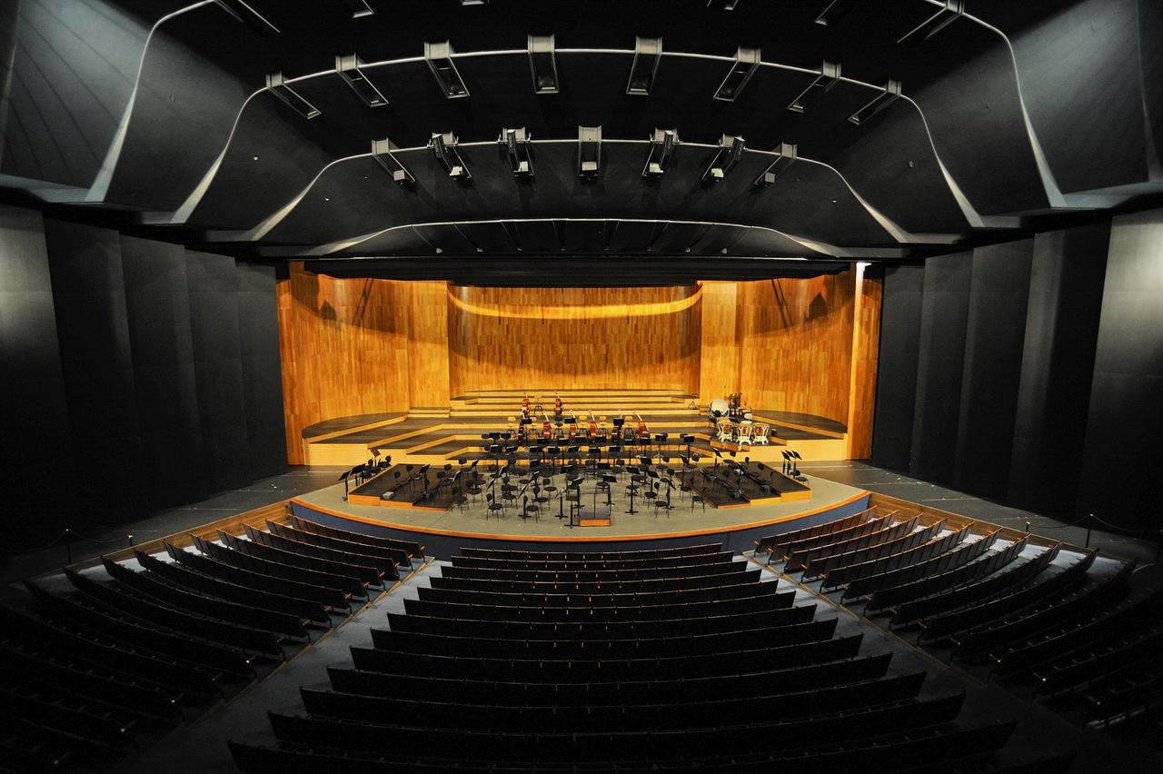 画像: 祝祭大劇場内部