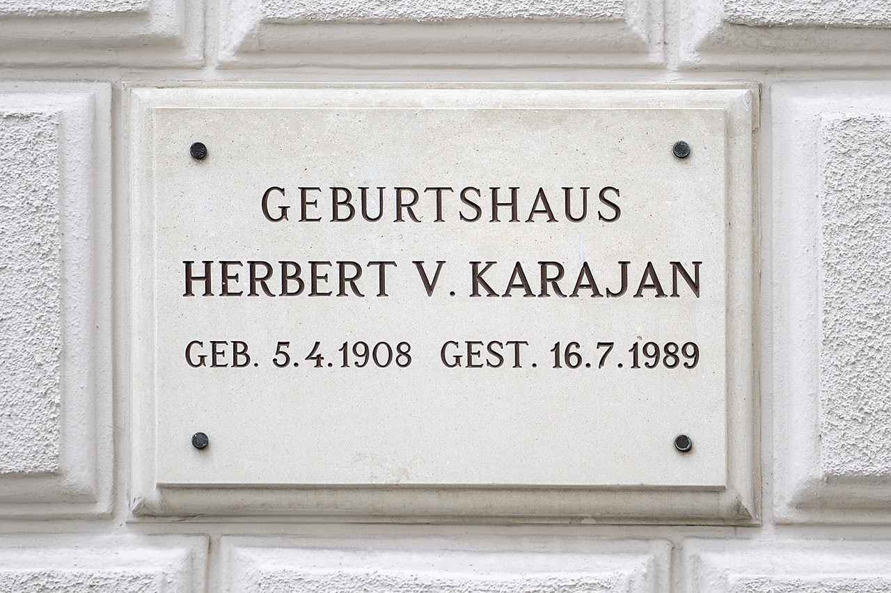 画像: カラヤンの生家跡銘板