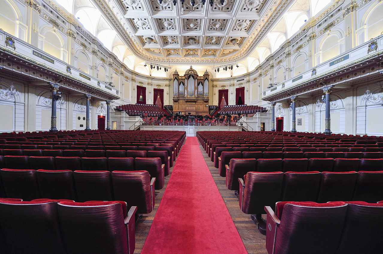 画像: 伝統的なホールであるコンセルトヘボウの内部