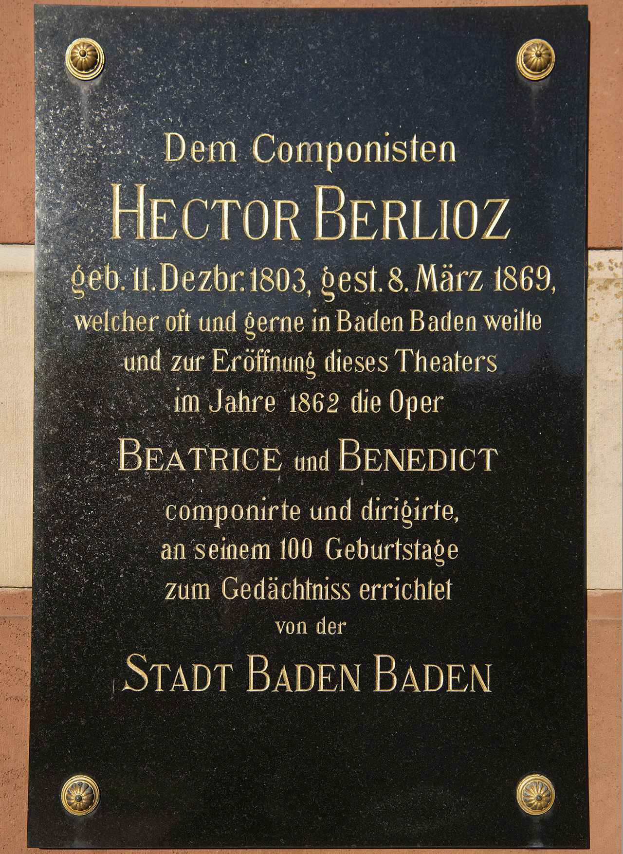 画像: 市立劇場入口横にあるベルリオーズの銘板