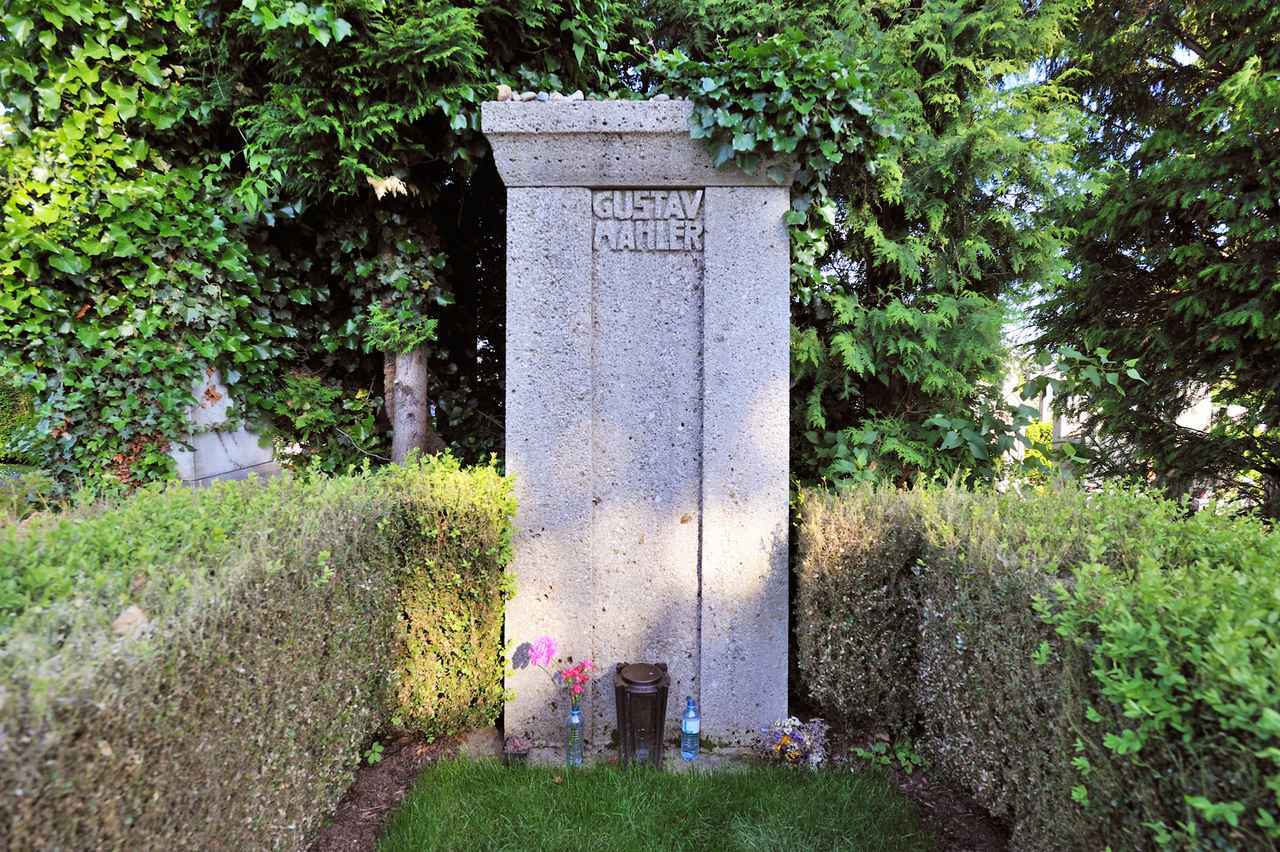 画像: マーラーの墓所