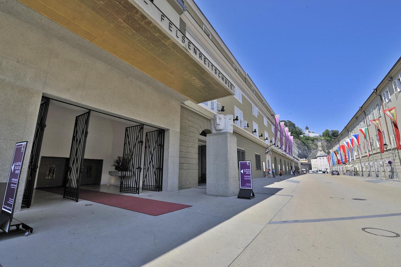 画像: 祝祭劇場メイン3会場前