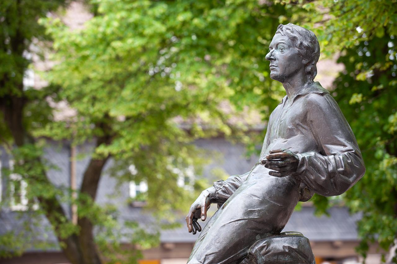 画像: バッハ教会前のバッハ青年像