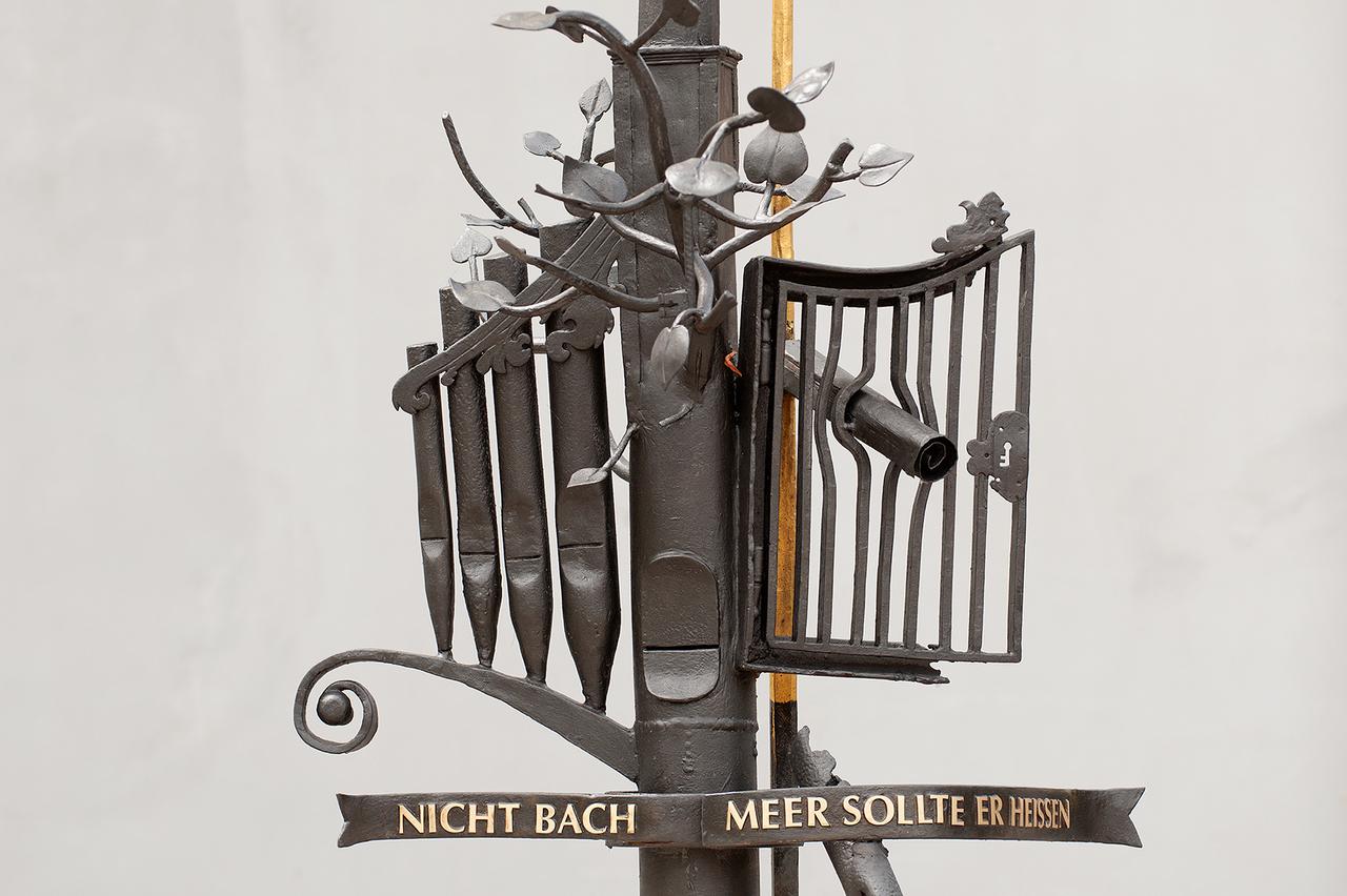 画像: 「バッハは小川ではなく大海と名乗るべきだった」と記されたモニュメント