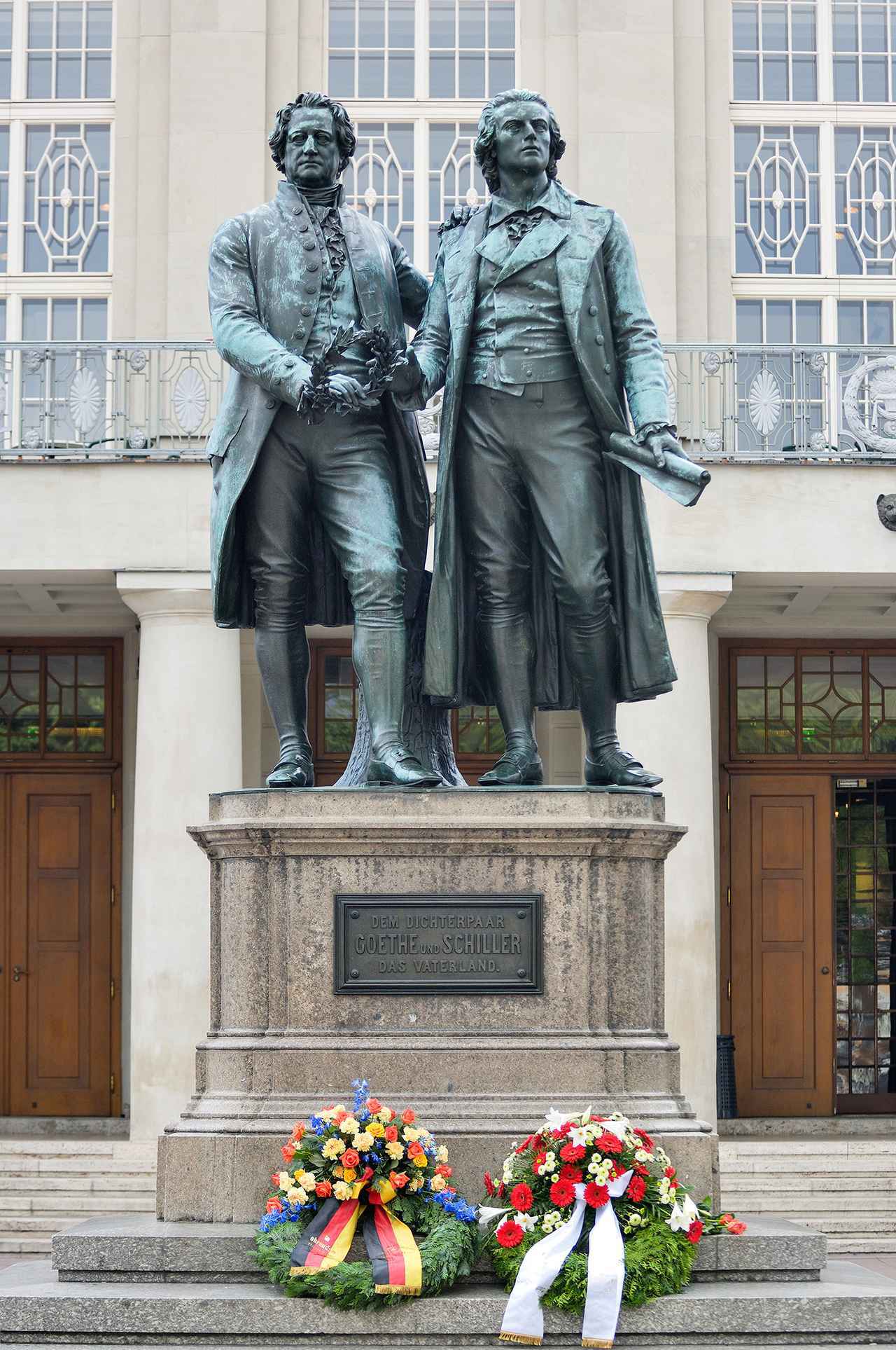 画像: ワイマール国民劇場前のゲーテとシラーの像