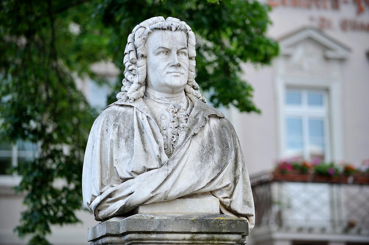 画像: 住居のあった場所近くにあるバッハの胸像