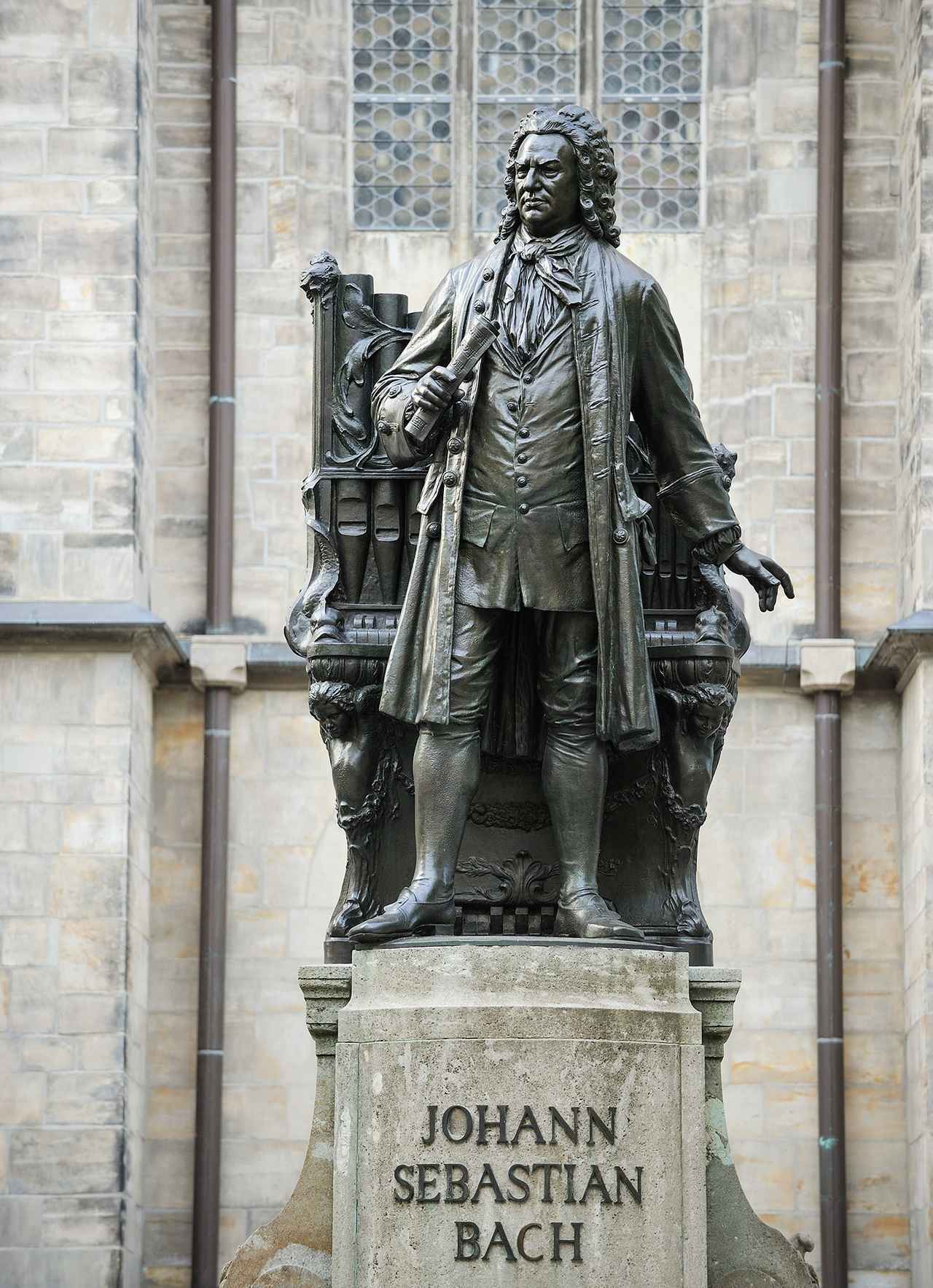 画像: 教会横にあるバッハ像