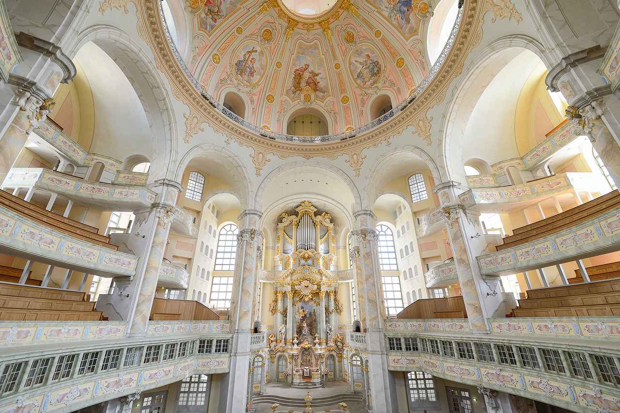 画像: バッハがオルガンの試奏をしたドレスデン聖母教会内部