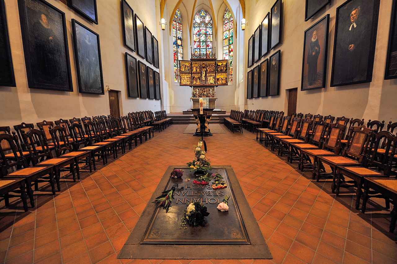 画像: 聖トーマス教会の内陣にあるバッハの墓所