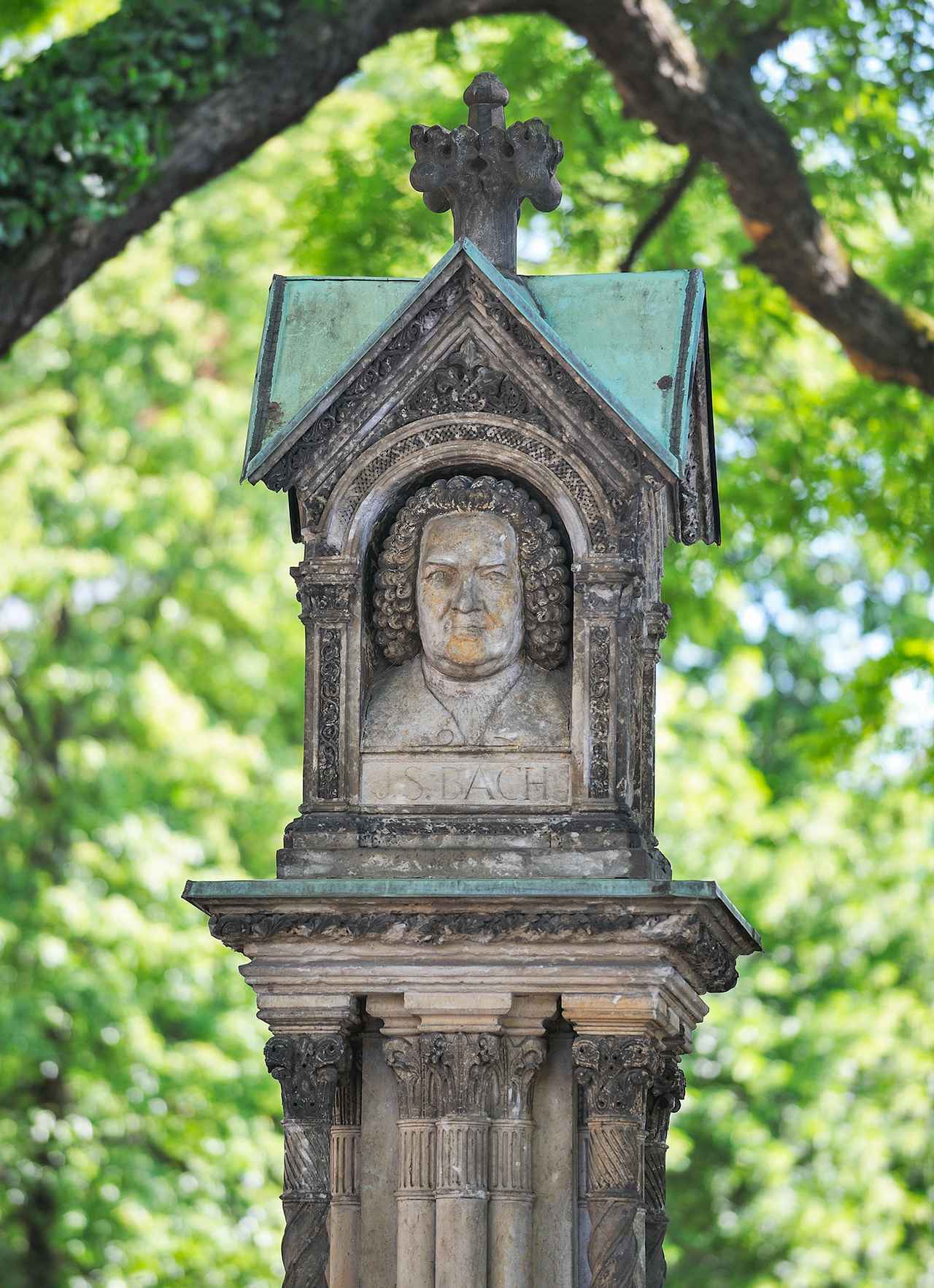 画像: 教会正面側にあるバッハの記念柱