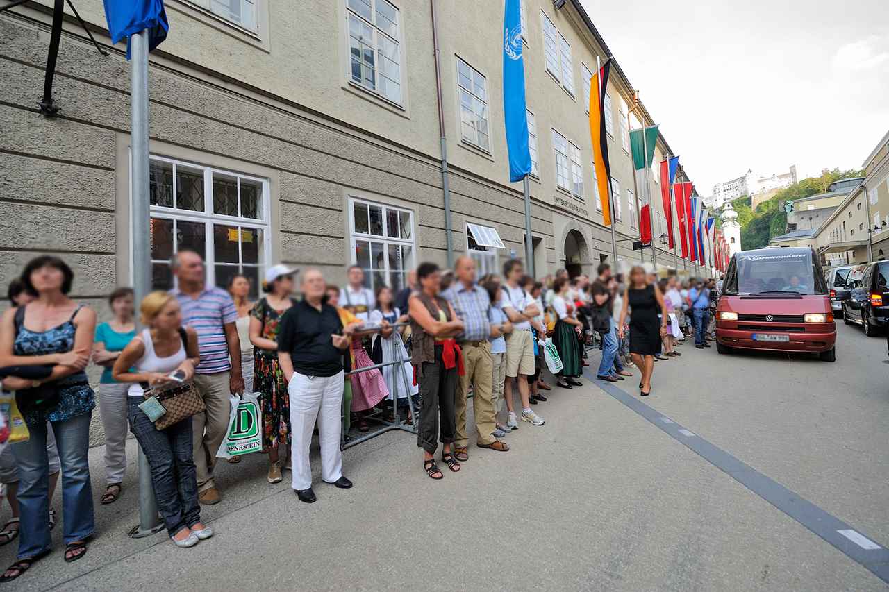 画像: 公演前に会場に集まった観光客の様子 ~音楽祭の会場前へ行ってみると、まるで観光名所であるかのように大勢の人が集まっています。何を見ているかというと、会場を訪れる正装した人たちなのです。~