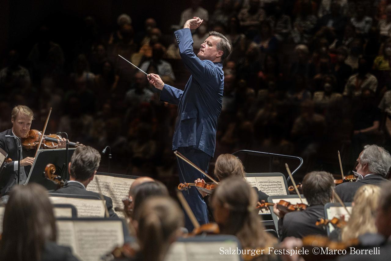 画像: ウィーン・フィルを指揮するティーレマン