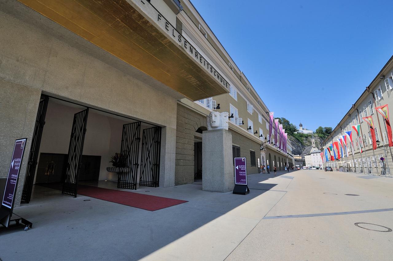 画像: ザルツブルク祝祭劇場前、公演のない時間帯風景