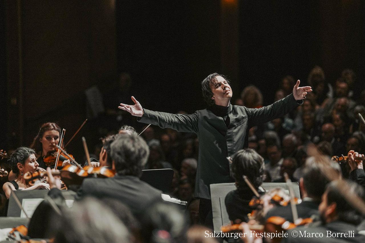 画像: ユートピア管弦楽団を指揮するクルレンツィス