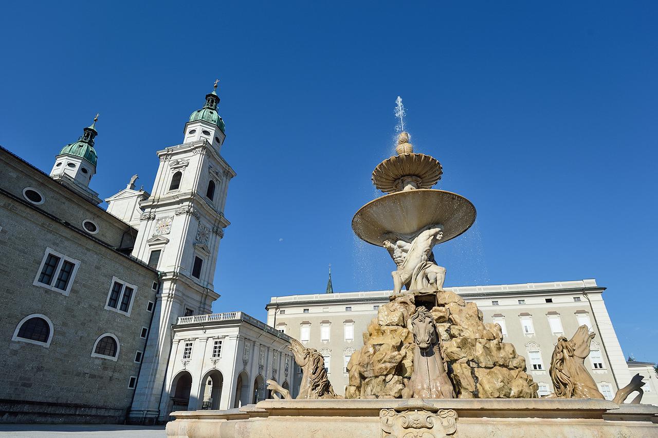 画像: 歴史地区中心にあるバロック噴水と大聖堂