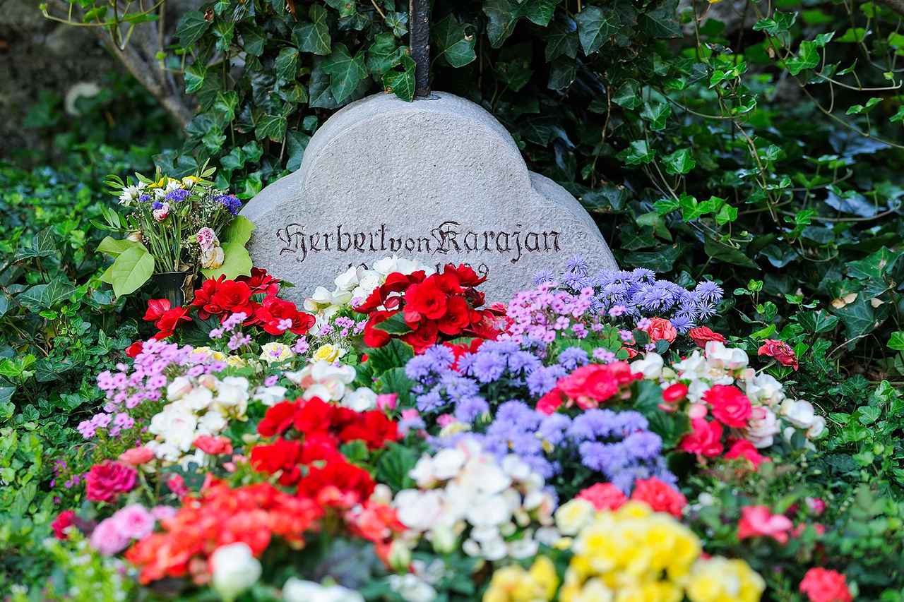 画像: ザルツブルク郊外のアニフにあるカラヤンの墓所