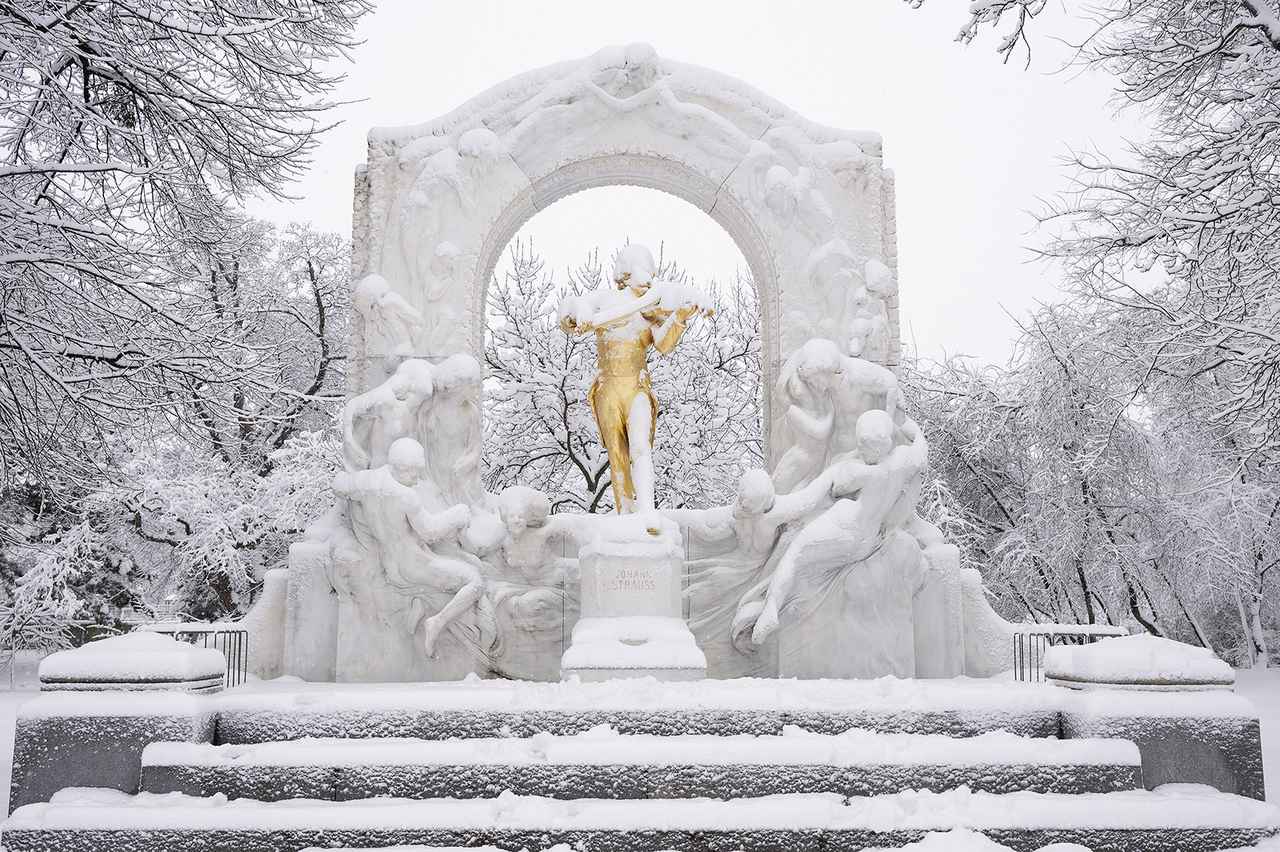 画像: ２０２６年２月　雪のヨハン・シュトラウス像