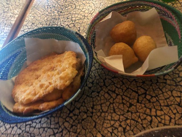 画像: キャッサバパン(チーズパン)とフェトクック(アフリカ風ドーナツ):(2019年7月 担当者撮影)