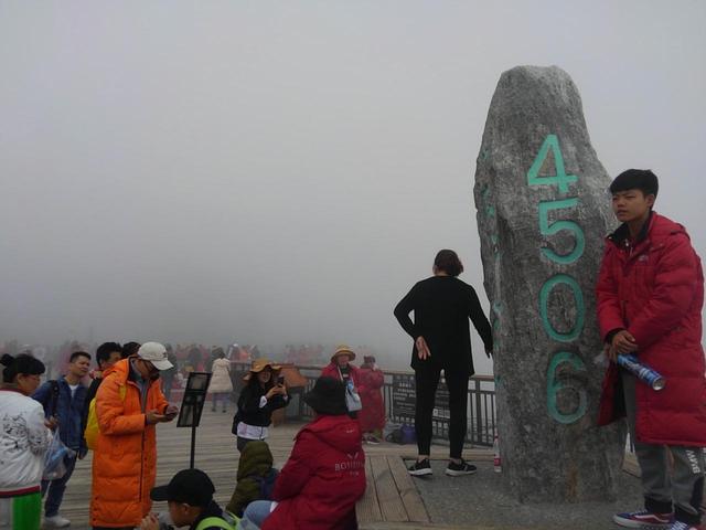 画像: あいにくの天気ですが中国人の観光客の皆さんで氷河公園はにぎわっていました。晴れれば霧の向こうに迫力の氷河が見えます。