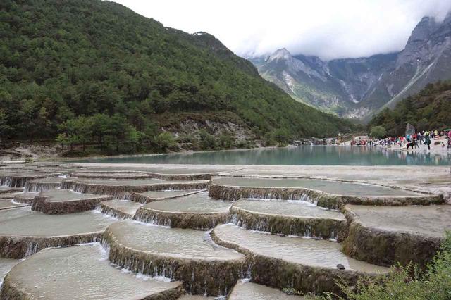 画像: 中国の上高地のように美しい景色の藍月谷