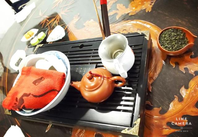 画像: 温めた茶器でゆっくりとお湯を注いで、一度の茶葉で5~6回(4~6名分)ほど楽しめます(弊社スタッフ撮影2019年6月)