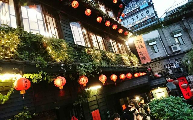 画像: 九フンで人気の茶芸店「阿妹茶楼」は日本の人気アニメーション映画のモデルとなったと言われています(弊社スタッフ2019年6月撮影)
