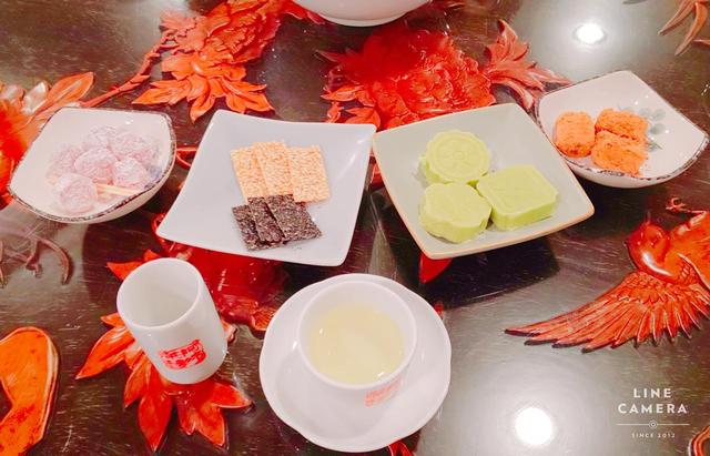 画像: 茶とお菓子のセット(弊社スタッフ2019年6月撮影)