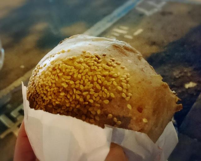 画像: 台湾夜市の屋台グルメでおすすめなのはコレ!胡椒餅はピリ辛の肉餡とカリカリの皮が絶品。是非、お熱いうちに召しあがれ♪(弊社スタッフ撮影2019年6月)