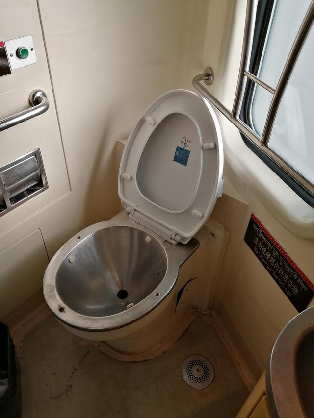 画像: トイレが各車両に2つ設置。和式の方が数が多い。トイレットペーパーは携帯必須です。