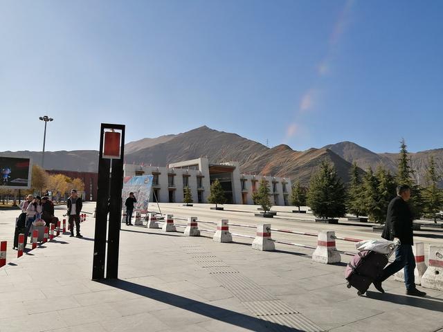 画像: ラサ駅。外国人はラサ駅到着後、駅横の事務所でチベット入境許可書とパスポートの確認がある。入境許可書はツアー団体で1枚、現地ガイドが所持している。