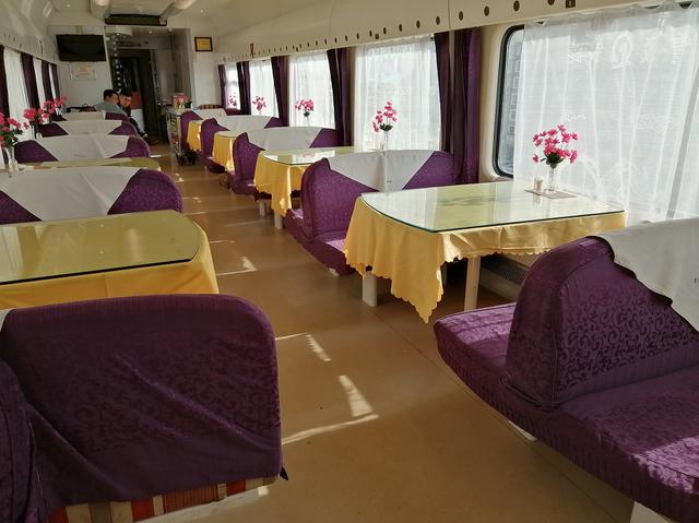 画像: 寝台列車の旅の華・食堂車。各テーブルに花も生けられ清潔です。