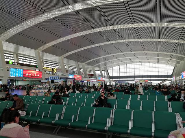 画像: 西寧駅の広大な待合室。両サイドには改札と土産物店があります。チベット土産もここで買えます、種類も豊富。約21時間の列車旅に備え、水や食料品を十分に買っておきましょう。