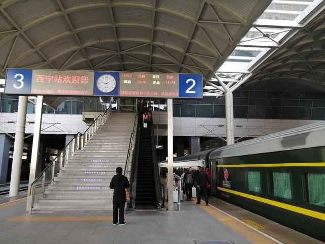 画像: ホームに降りるとすでに青蔵鉄道が停車中。