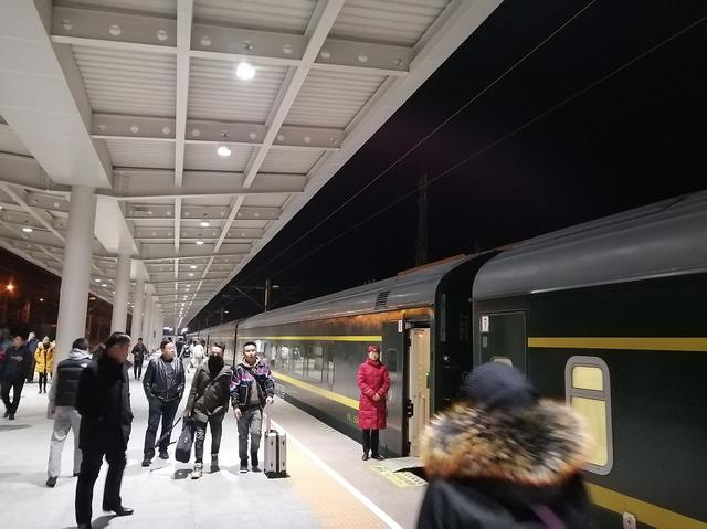 画像: 夜間に30分間停車するゴルムド駅。ホームにも降りることができるが、お店などはない。