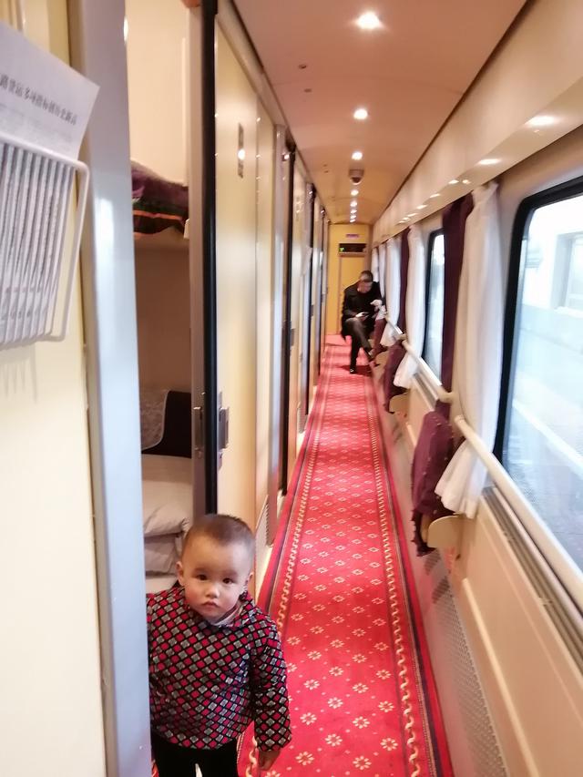 画像: 隣の客室から子どもがこんにちは。車内の交流もお楽しみ。筆者はHUAWEIのスマホ利用のため、充電器貸してと言われました。