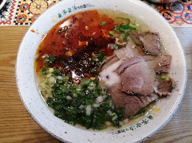 画像: 西寧の人気店「蘭亭安泊」で名物蘭州ラーメンの昼食。絶品です!