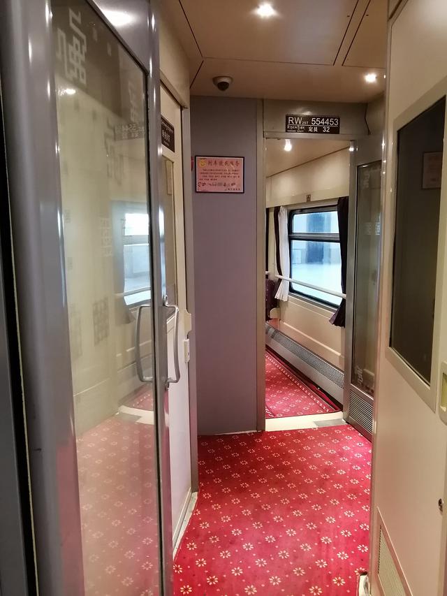 画像: 乗降口付近。赤い絨毯が敷かれた高級感のある軟臥の車両