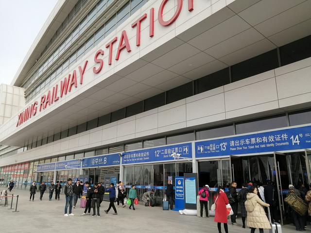画像: 西寧駅。入口で荷物のX線検査を受けます。